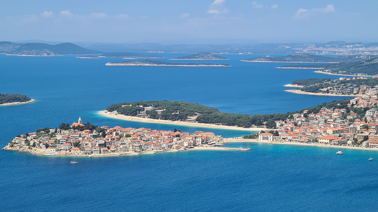 Kinoklub Šibenik prikazuje: Ringe ringe raja u subotu na Velikoj Raduči