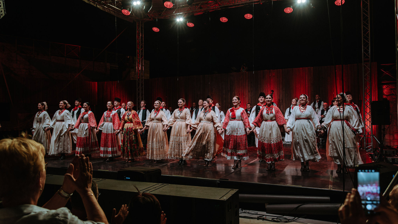 Raskoš i sjaj Ansambla Lado na Tvrđavi sv. Mihovila: Bogatstvo nošnji i spektakularni plesovi oduševili šibensku publiku