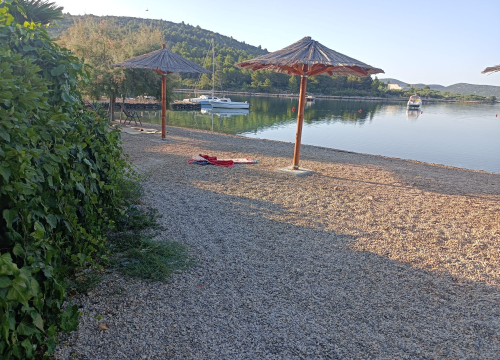 Fotografija 3 - U Pirovcu s plaže uklonjene 'rezervacije': Rekviziti su u zgradi Općine, preuzimanje uz kaznu!