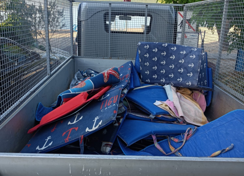 Fotografija 2 - U Pirovcu s plaže uklonjene 'rezervacije': Rekviziti su u zgradi Općine, preuzimanje uz kaznu!