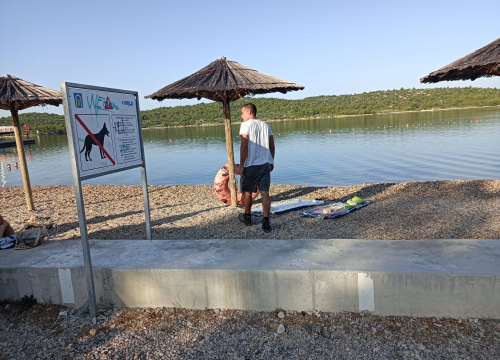 Fotografija 5 - U Pirovcu s plaže uklonjene 'rezervacije': Rekviziti su u zgradi Općine, preuzimanje uz kaznu!