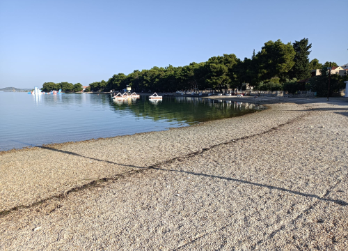 Fotografija 4 - U Pirovcu s plaže uklonjene 'rezervacije': Rekviziti su u zgradi Općine, preuzimanje uz kaznu!