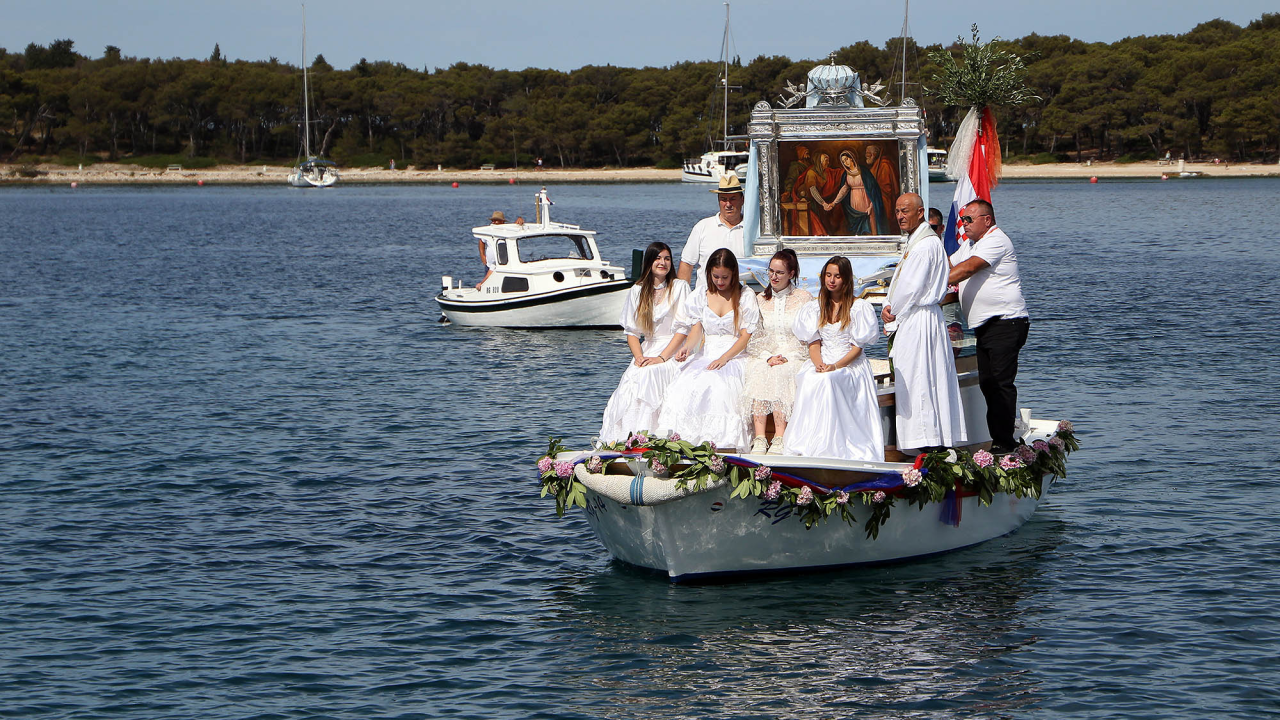 Povratak Gospine slike u Rogoznici pratit će stotine plivača i brodova