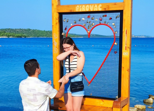 Pala prva prosidba na 'klupi za zabljubljene' u Pirovcu: Klaudija rekla 'da'