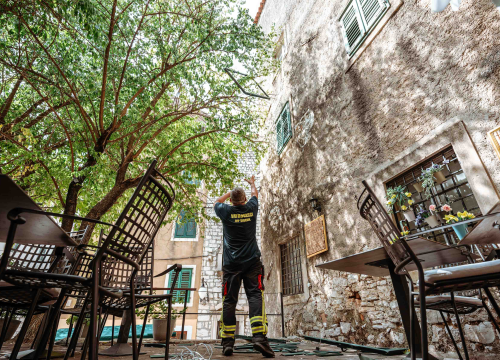 Jugo bacilo grilju na terasu restorana na Gorici, štok vatrogasci skinuli sa stabla