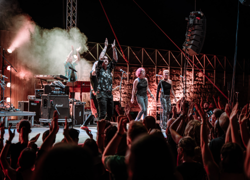 Parni Valjak raspjevao i rasplesao publiku na tvrđavi