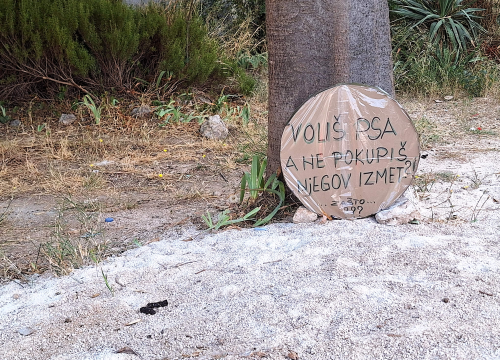 Na Krvavicama postavili znak u kojem prozivaju vlasnike pasa: 'Zašto ne pokupite za njima?'