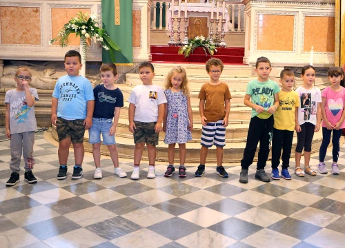Fotografija 2 - Mališani posjetili katedralu i susreli se s biskupom Rogićem