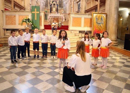 Fotografija 7 - Mališani posjetili katedralu i susreli se s biskupom Rogićem