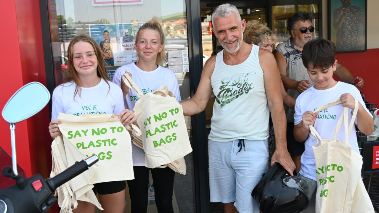Podjelom platnenih vrećica završen prvi dio kampanje 'Već je dramatično - izbacimo plastično'