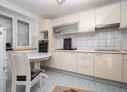 Prodaje se prostran stan u centru grada s parkingom!