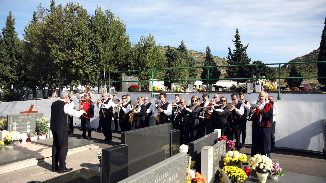 Šibenska narodna glazba na blagdan Svih svetih obišla gradska groblja
