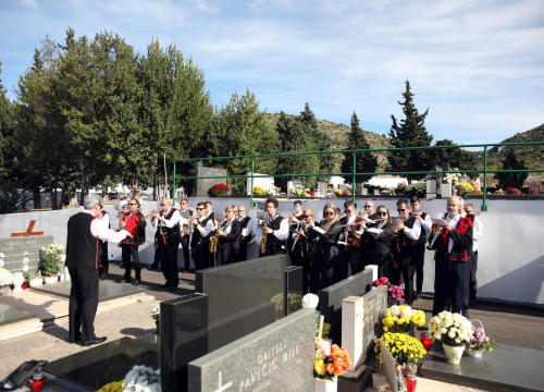 Šibenska narodna glazba na blagdan Svih svetih obišla gradska groblja