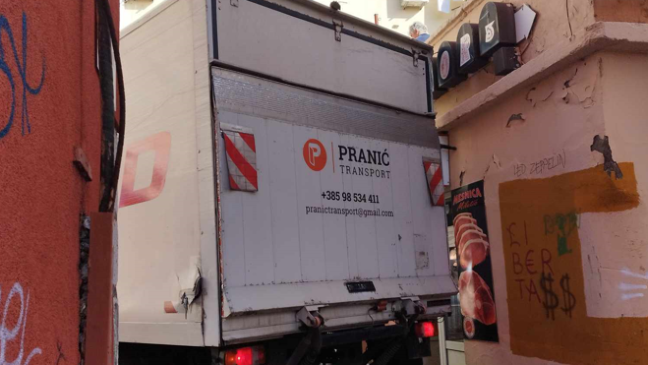 Izvučen kamion koji je zapeo u ulici iza Fine: Oštetio reklame i fasade