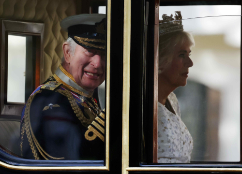 Kralj Karlo III. svečano otkrio kipove Elizabete II. i princa Philipa