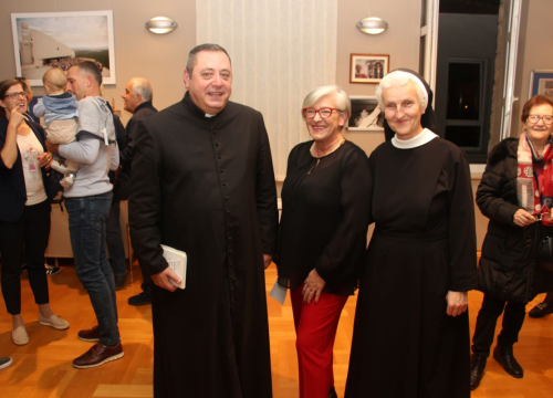 U Vodicama otvorena izložba posvećena don Frani Šimatu