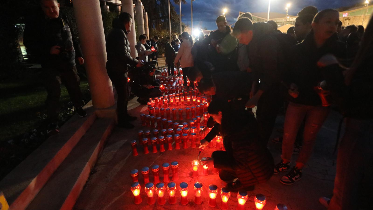 Ispred gradske uprave zapaljene svijeće u spomen žrtvama Domovinskog rata te Vukovaru i Škabrnji