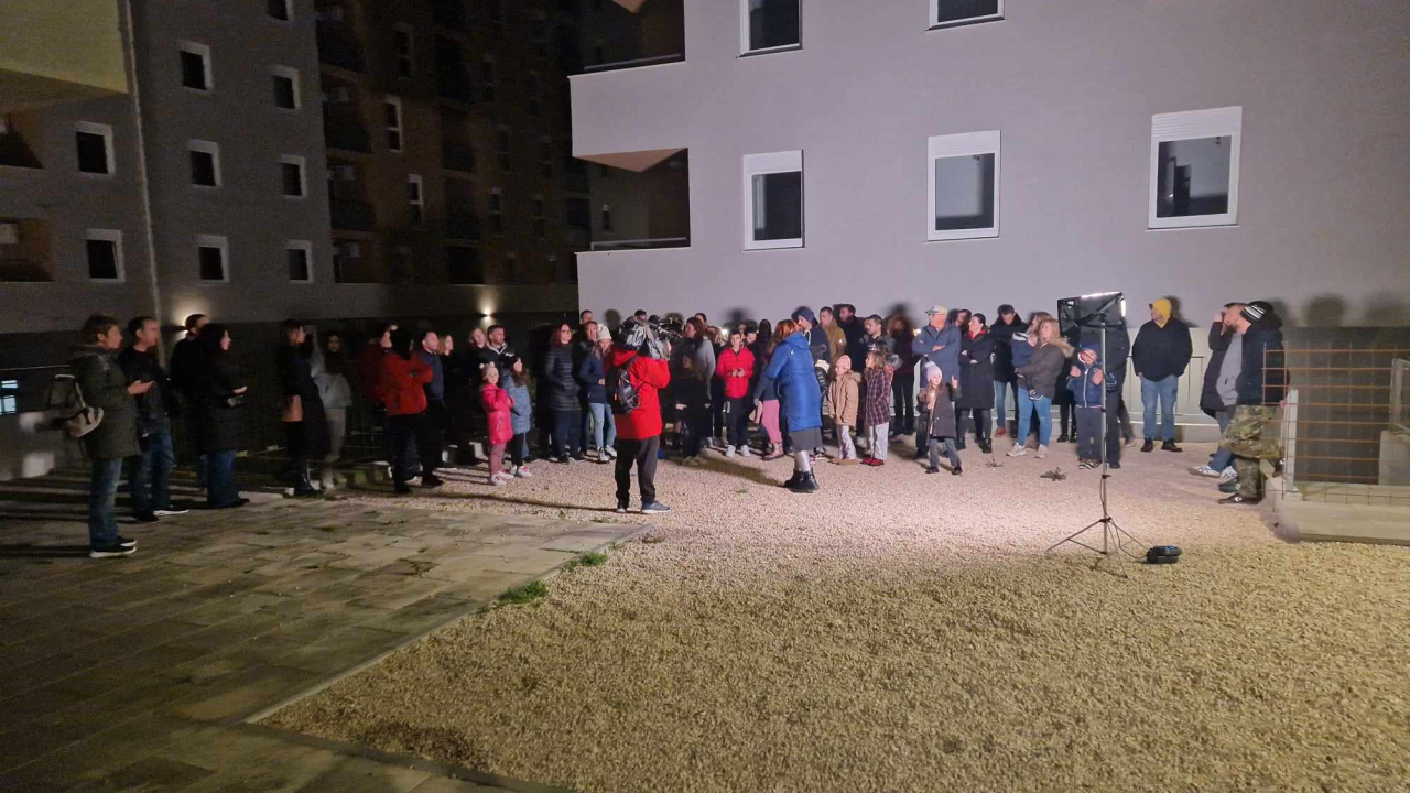 Miran prosvjed još uvijek budućih stanara POS-ovih stanova na Biocima: Plaćaju kredite, ali ključ nikako da dobiju. Zato plaćaju i podstanarstvo