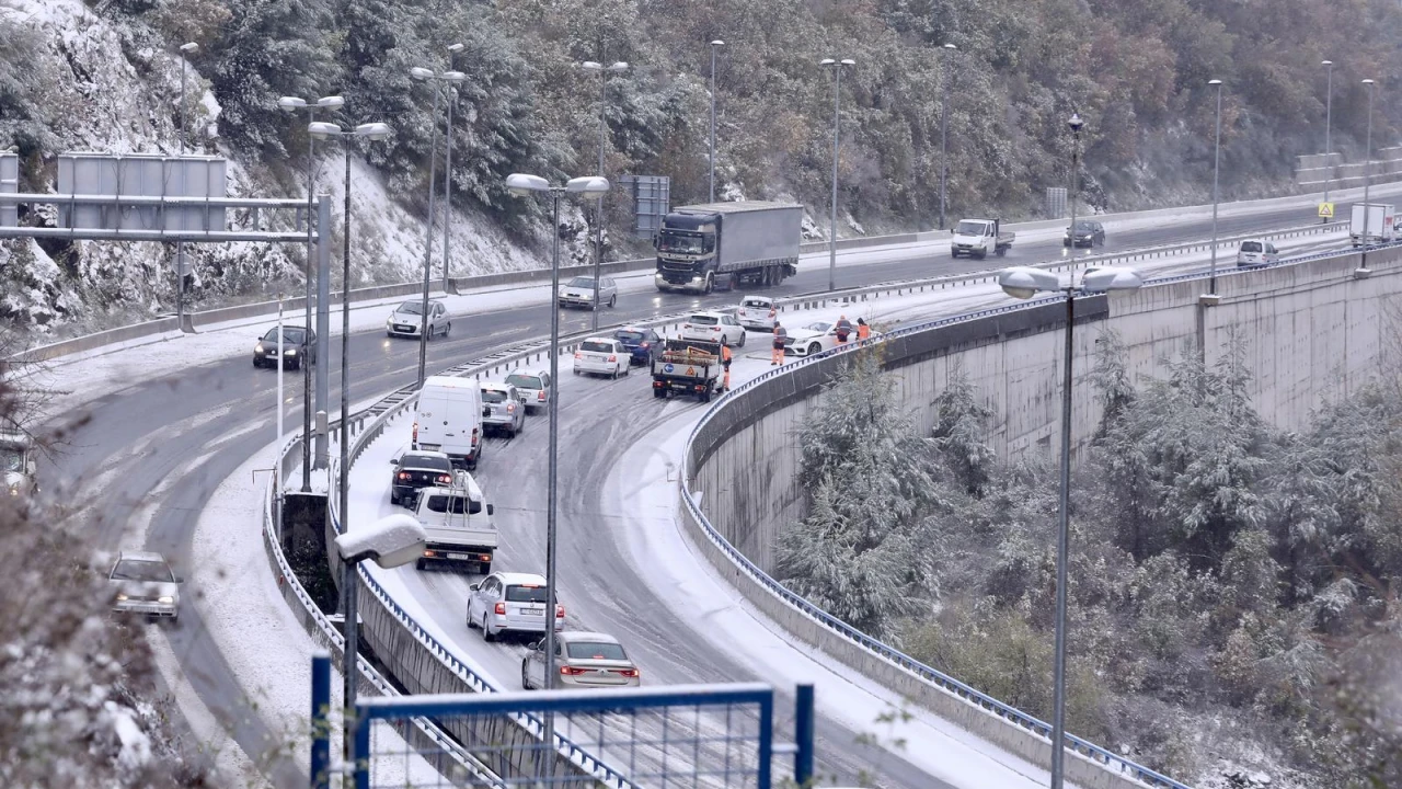 Zimski uvjeti na cestama oko Splita: Snijeg stvara probleme u prometu
