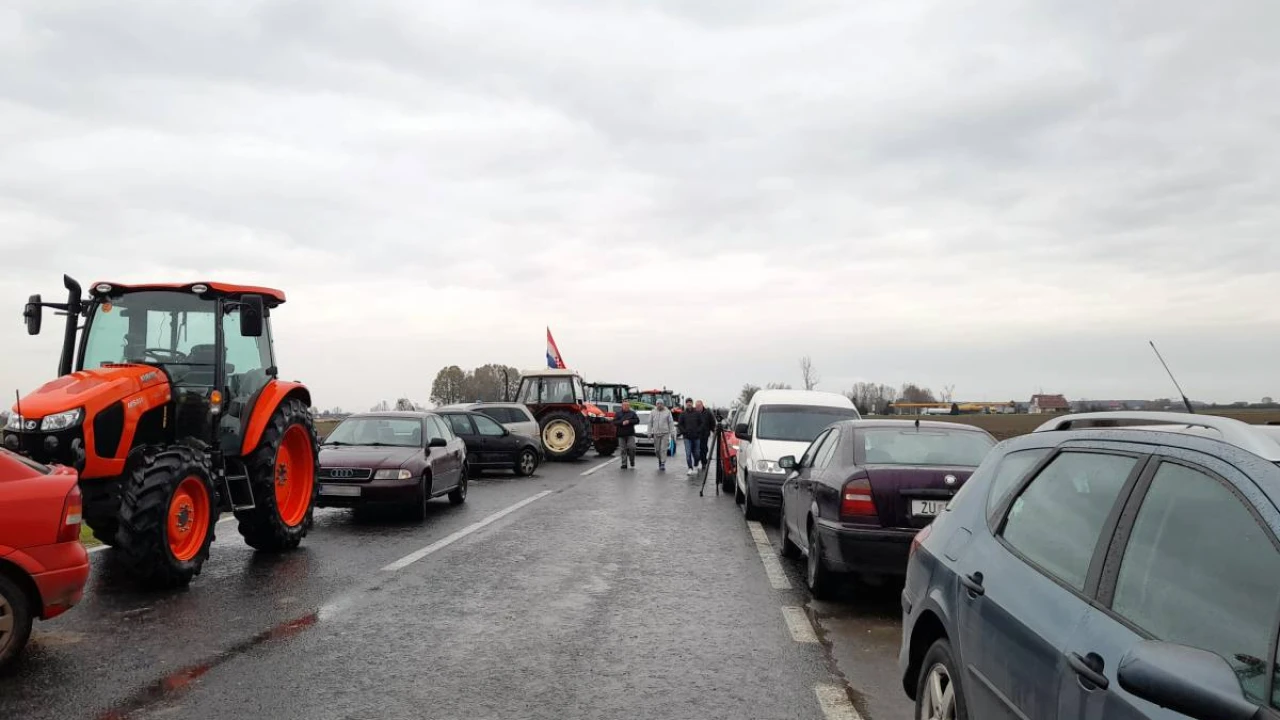 Prosvjednici i dalje blokiraju cestu kod Županje, najavljuju nove punktove