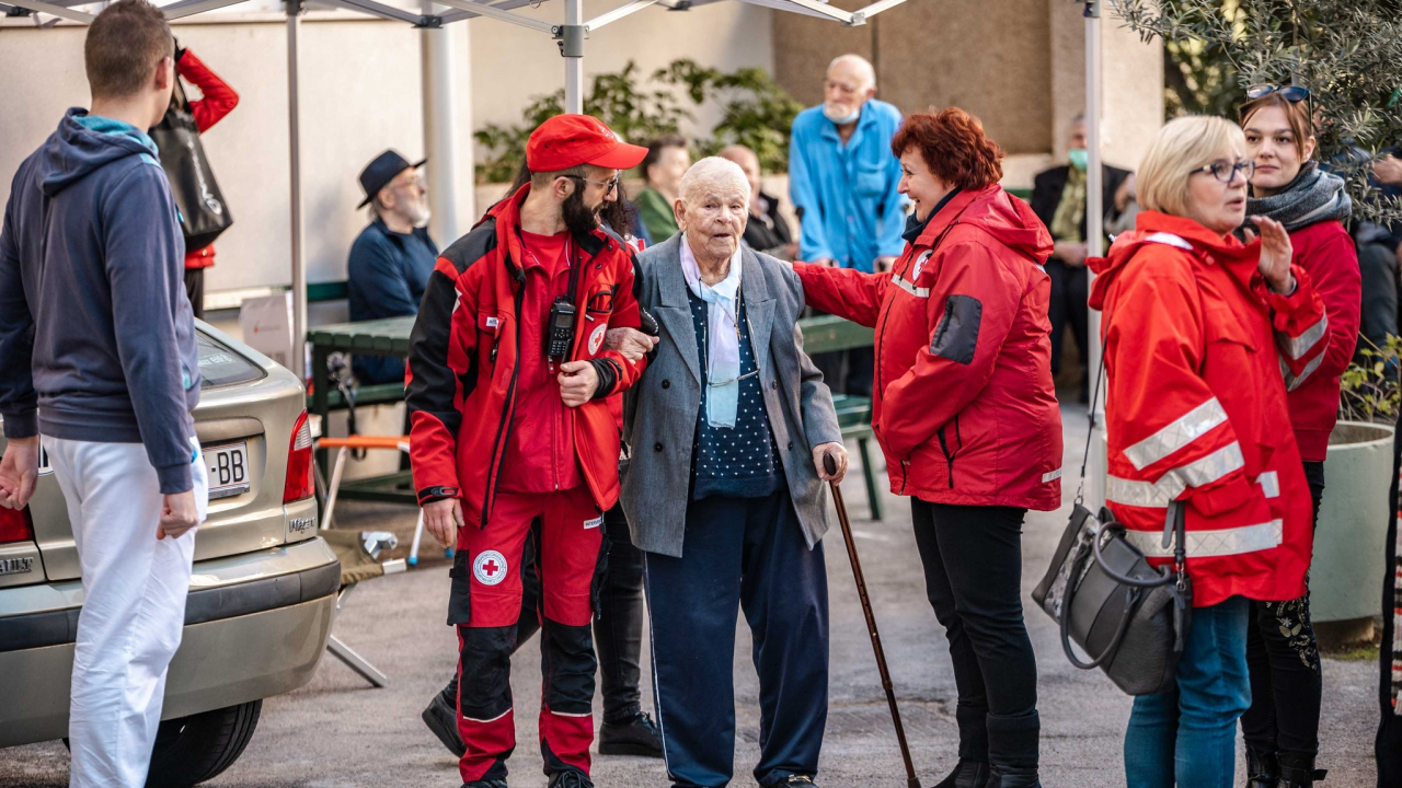 Živahno je bilo u Cvjetnom domu: 'Intervenirali' vatrogasci, HGSS-ovci, Crveni križ, policija…