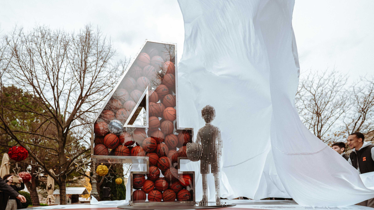 Umjetnička instalacija u spomen na Dražena Petrovića svečano otkrivena u đardinu