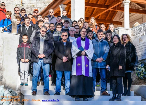 Na sv. Ani otkrivena ploča preminulim članovima Veslačkog kluba Krka