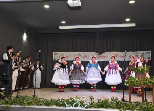 U Unešiću održan božićno-novogodišnji program 'Geni, geni kameni'