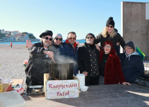 Primoštenci se okupili na plaži na još jednoj tradicionalnoj Fažolijadi