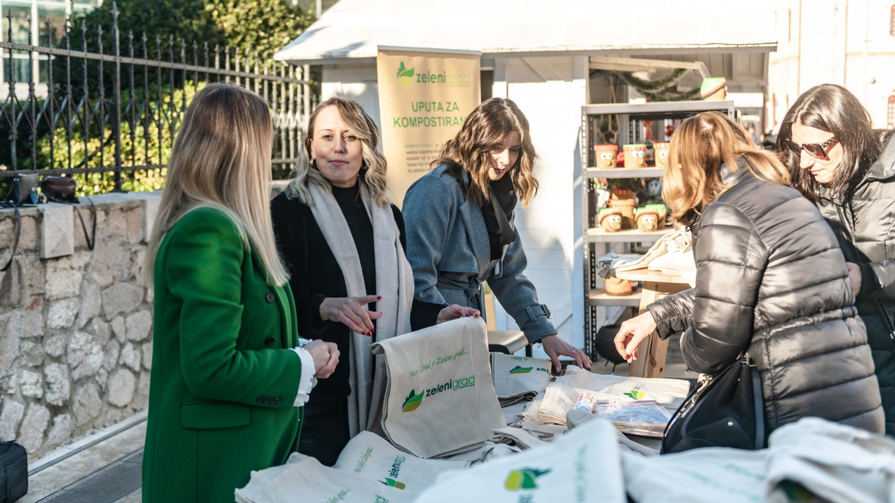 Zeleni grad na Poljani podijelio tisuću vrećica: 'Bez plastike ne možemo, ali bez plastičnih vrećica nije teško'