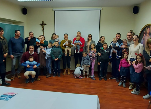 Caritas župe Vodice darivao obitelji s troje i više djece