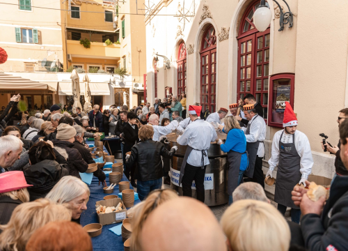 Kod kazališta podijeljeno tisuću porcija bakalara iz mega-teće: Ove godine nije bilo ni stampeda
