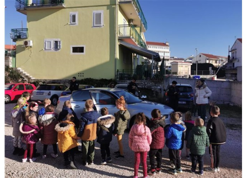 Policajci u Primoštenu djecu educirali o sigurnosti u prometu