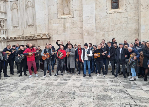 Šibenski glazbenici, usprkos kiši, zasvirali ispred Vijećnice i rasplesali Šibenčane