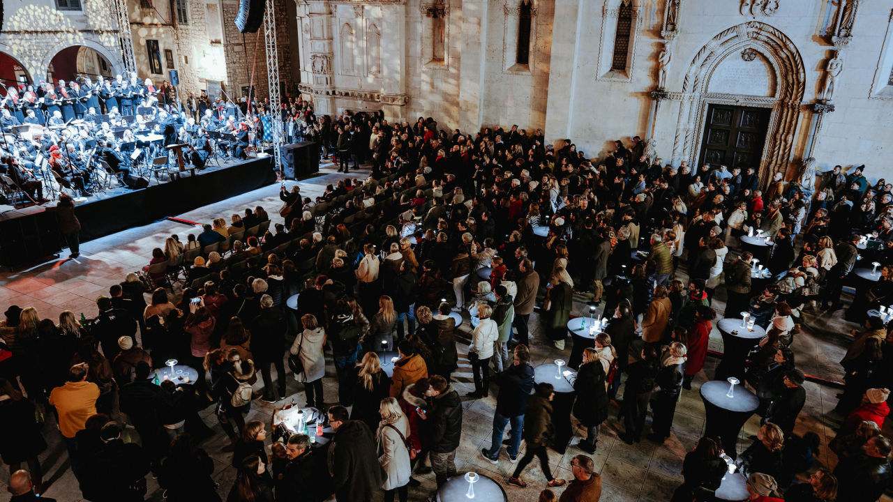 Koncert kod katedrale: Glazba svirala, Kolo pjevalo, Šibenčani uživali