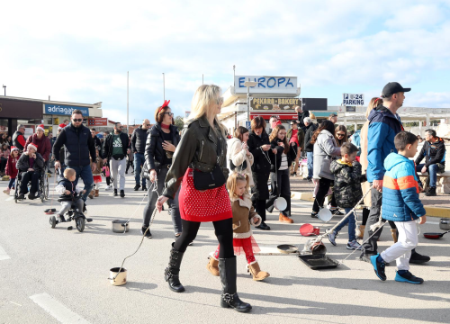 Primoštenci imaju jedinstven običaj na Staru godinu: Kroz mjesto potezali metalne predmete