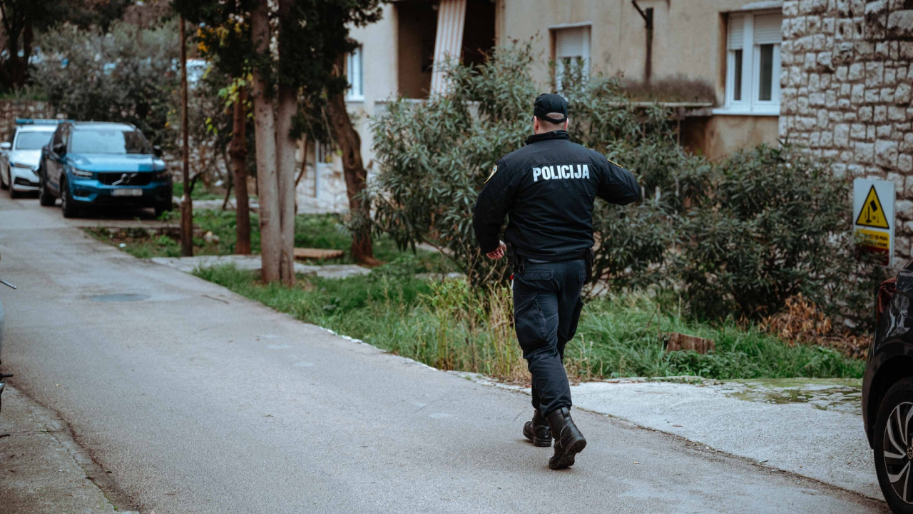 Policija na Baldekin izašla zbog dojave o napadu na ženu, tijekom privođenja jedna osoba uzela policijski pištolj i pucala