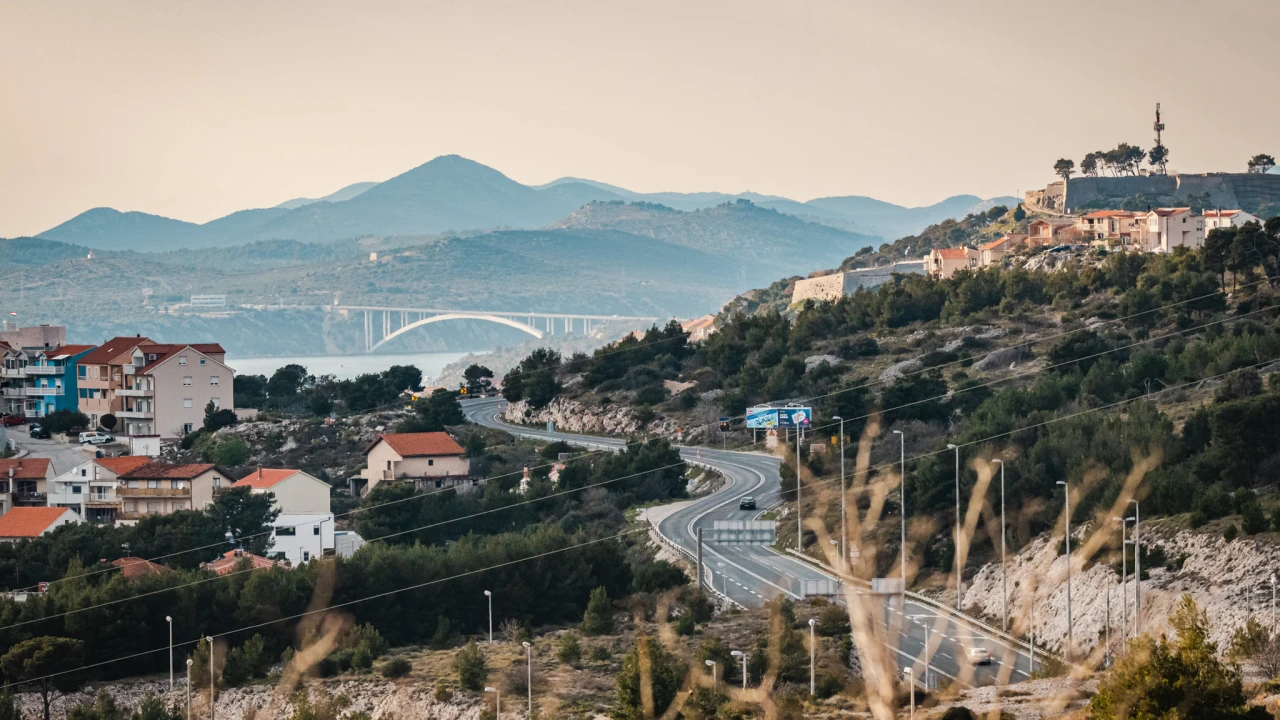 Vjetar stvara probleme u cestovnom i pomorskom prometu