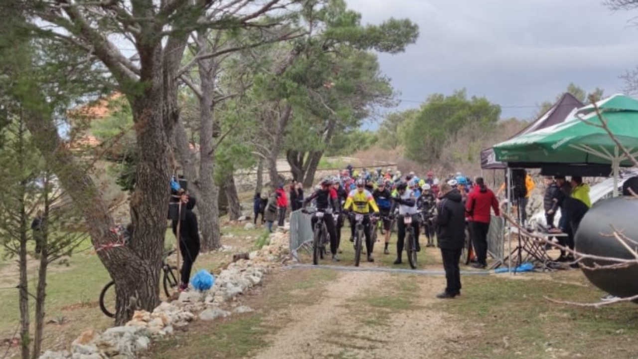 Okupilo se stotinjak natjecatelja: U Vrsnom održana rekreativna brdsko-biciklistička utrka