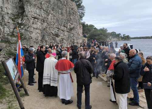 Održana misa u šibenskom kanalu kod špiljske crkve Ante pustinjaka