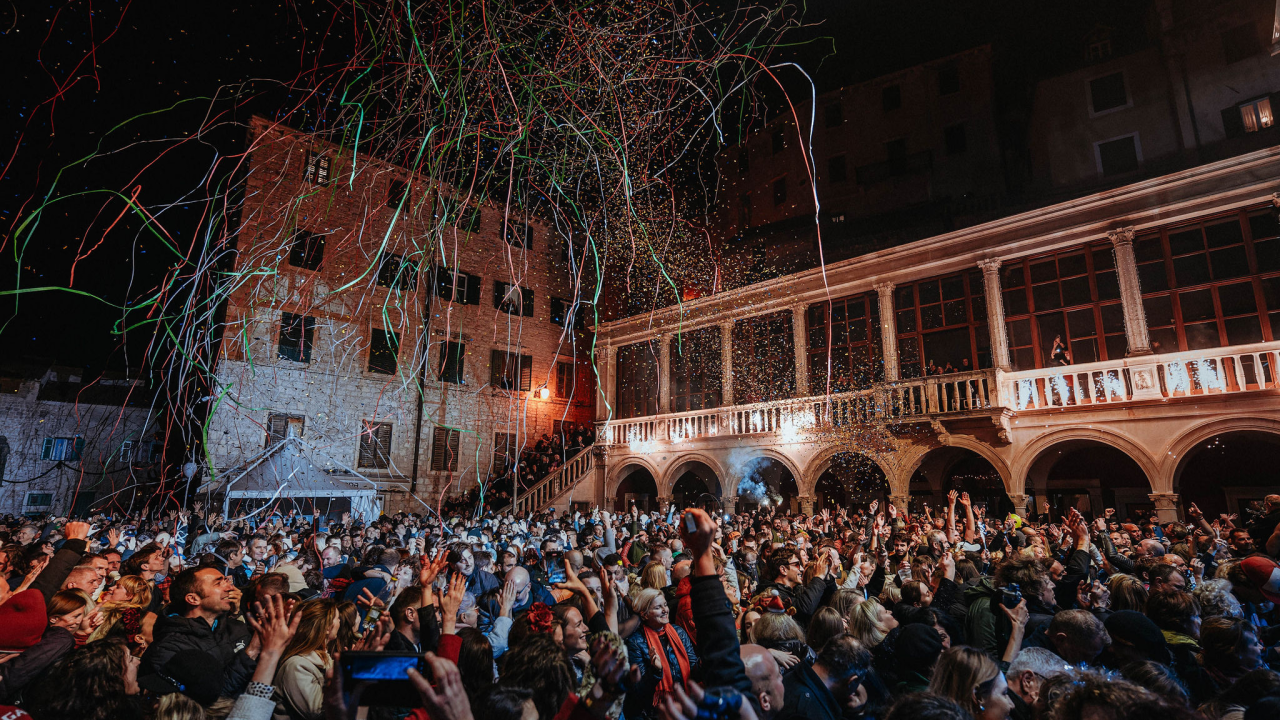 Pogledajte video šibenskog dočeka, ljudi su plesali 3 dana!
