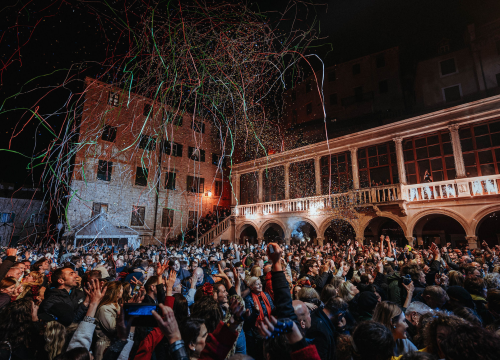 Pogledajte video šibenskog dočeka, ljudi su plesali 3 dana!