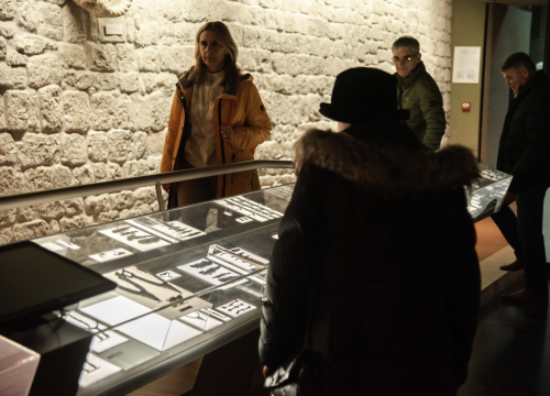 Fotografija 4 - Trčanje, potrage, klape, rock and roll: Noć muzeja u Šibeniku za novu publiku prolazi uz dobar odaziv