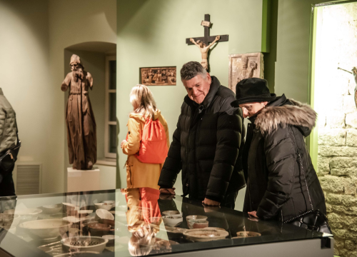 Fotografija 15 - Trčanje, potrage, klape, rock and roll: Noć muzeja u Šibeniku za novu publiku prolazi uz dobar odaziv