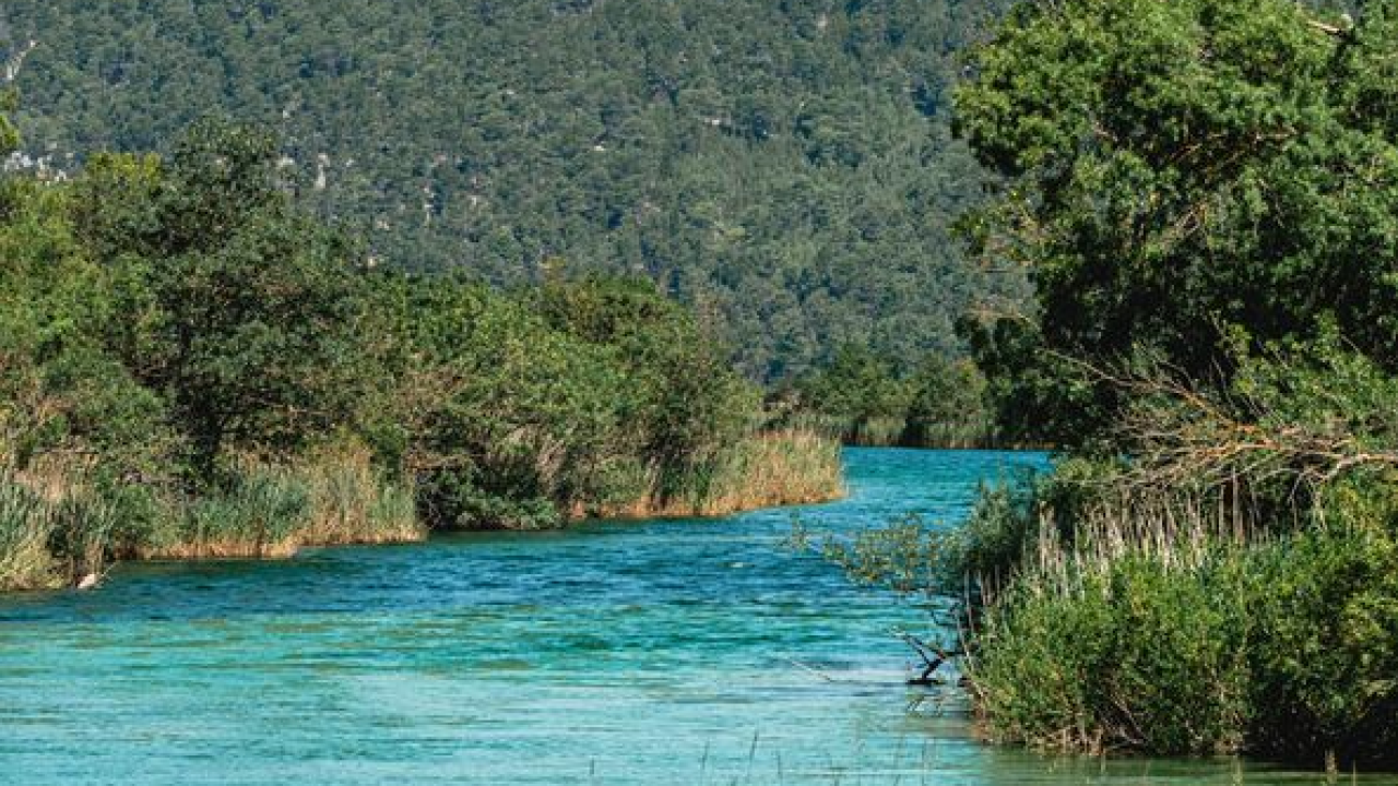 Zaljubljeni u čitanje: Akcija 'Knjiga od srca' ponovno u suvenirnicama JU 'NP Krka'