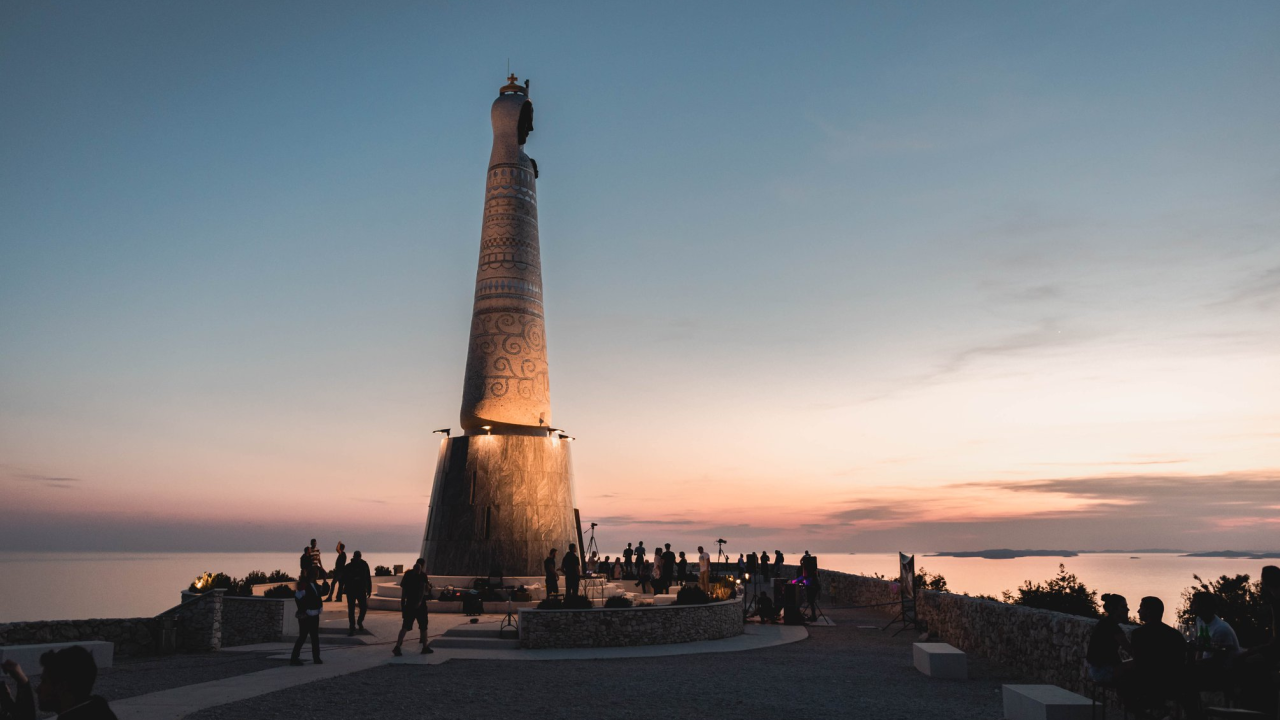Ne propustite otvaranje koncertne sezone na brdu Gaj uz Petra Grašu!
