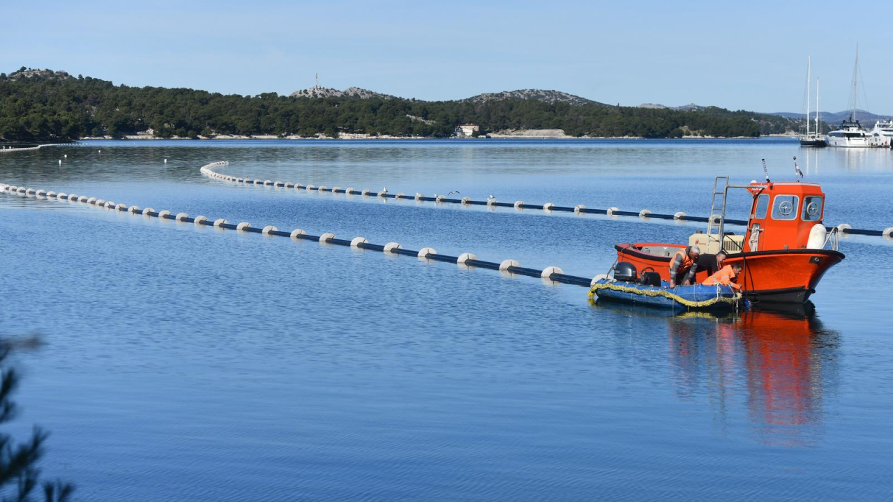 Traju radovi na cjevovodu Srima-Prvić-Obonjan: Cijevi se spajaju u Mandalini pa vuku na poziciju