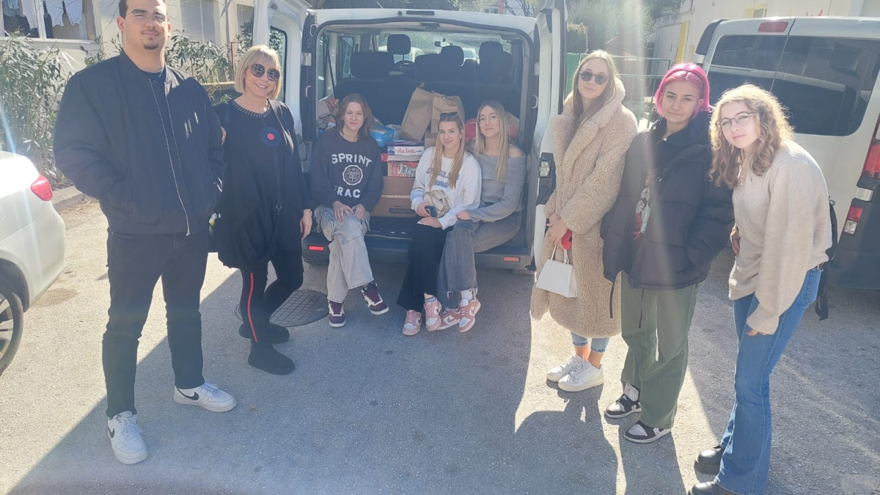 Šibenski gimnazijalci kupili hranilice, igračke i  školski pribor za djecu u domu Maestral