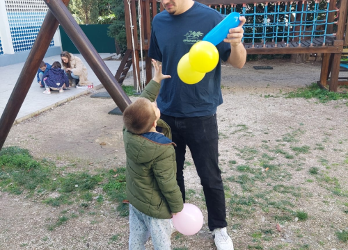 Fotografija 5 - Šibenski gimnazijalci kupili hranilice, igračke i  školski pribor za djecu u domu Maestral