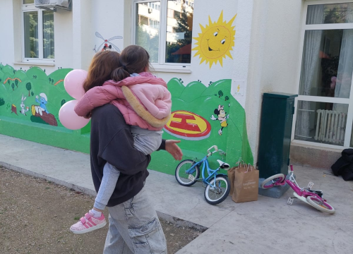 Fotografija 4 - Šibenski gimnazijalci kupili hranilice, igračke i  školski pribor za djecu u domu Maestral